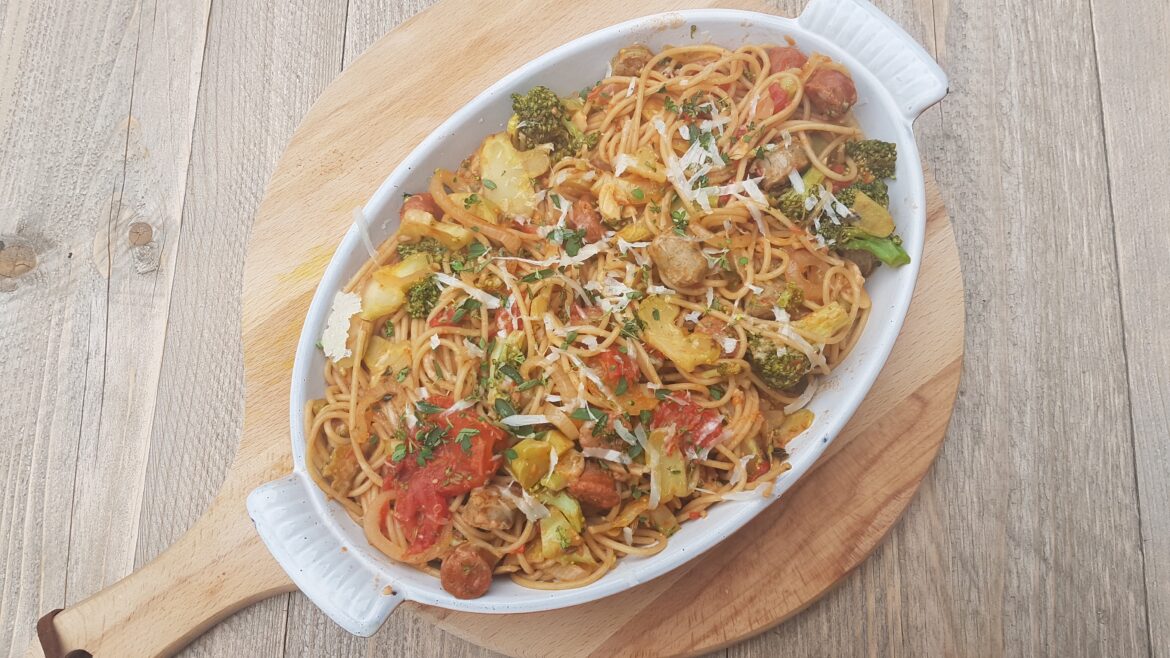 volkoren spaghetti met broccoli en chippolataworstjes