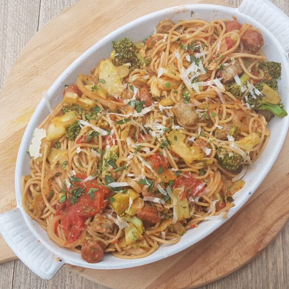 volkoren spaghetti met broccoli en chippolataworstjes