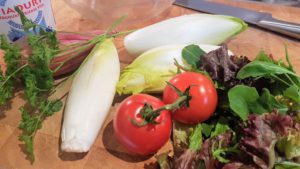 ingredienten voor witlofsalade met rucola, tomaat, mandarijntjes en kerrie dressing
