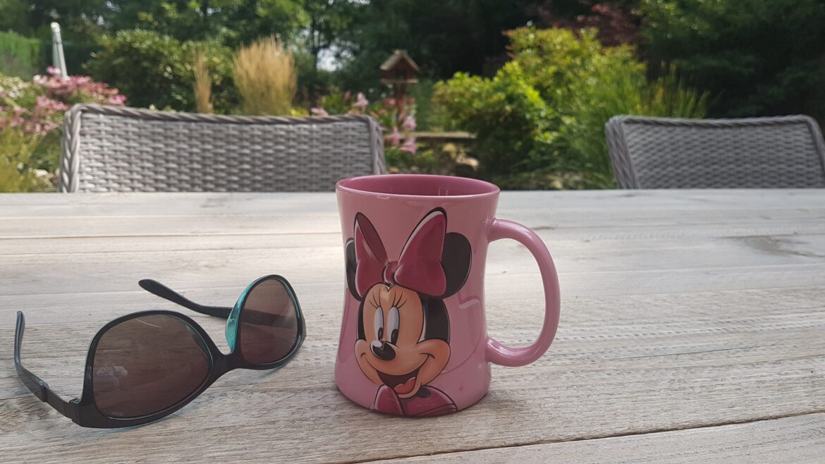 kopje koffie in de tuin