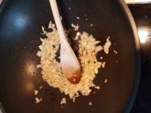 uitjes, knoflook en gember in de pan