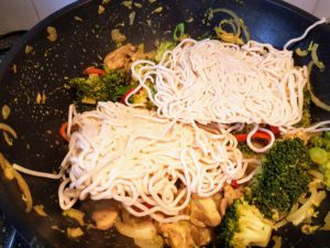 broccoli, uien en noedels erbij