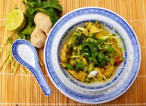 noedels met kip, kokos, kerrie, broccoli en meer