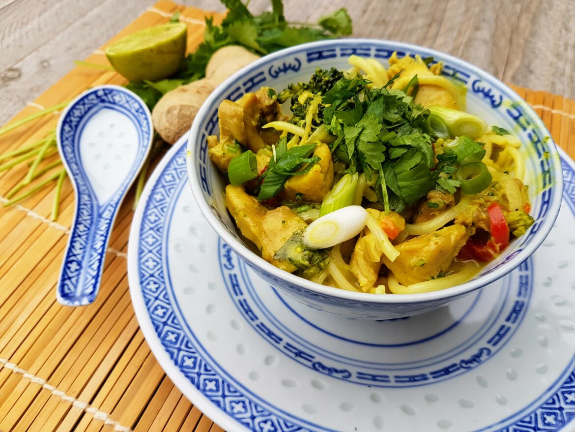 noedels met kip, kokos, kerrie, broccoli en meer