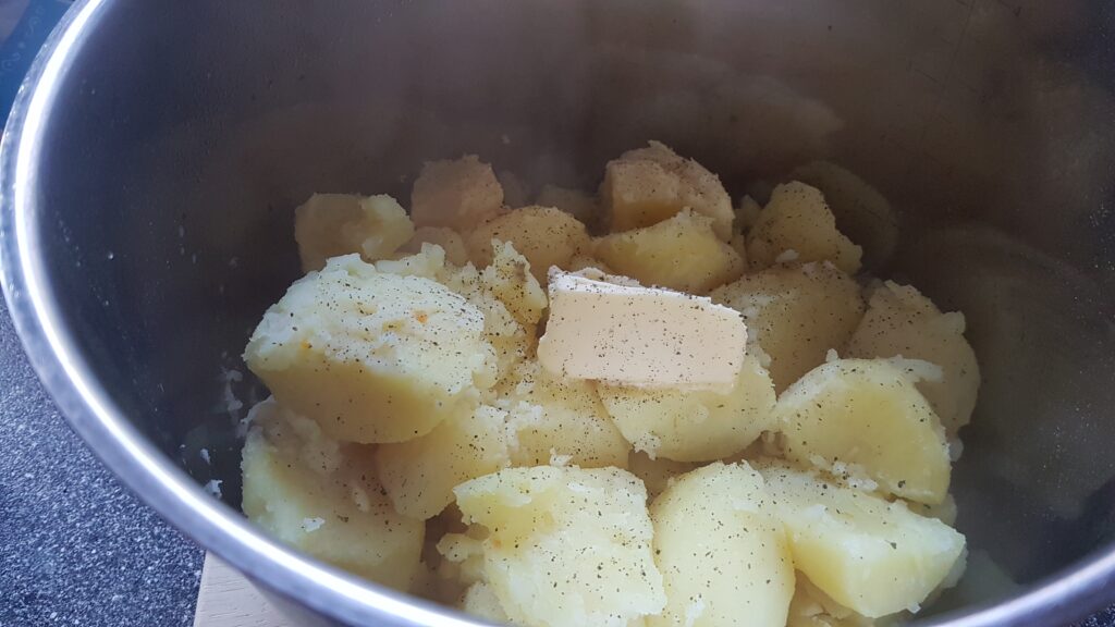aardappels met boter en zout en peper