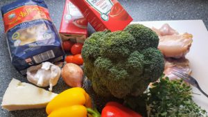 lekker en snel: pasta kip broccoli paprika in een romige tomatensaus