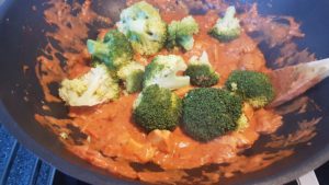Lekker en Snel: Pasta kip-broccoli-paprika in een romige tomatensaus