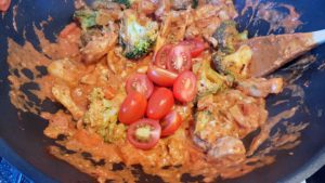 Lekker en Snel: Pasta kip-broccoli-paprika in een romige tomatensaus