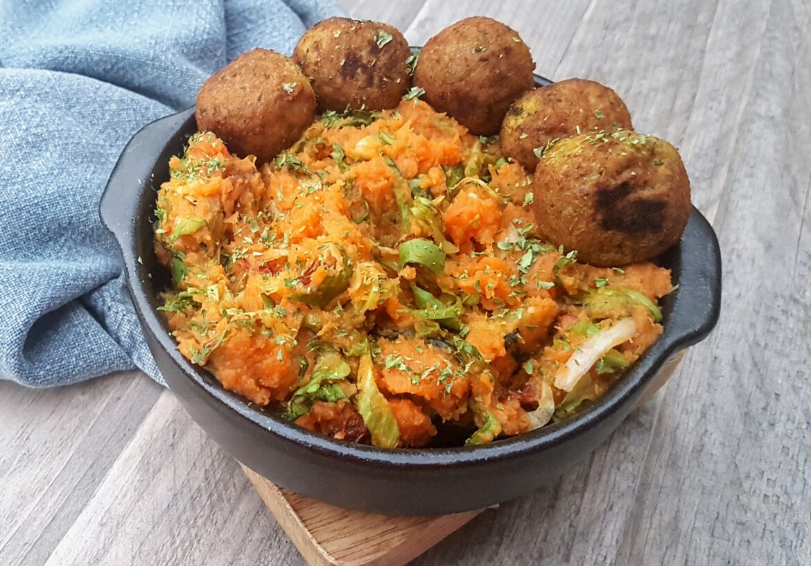 Zoete aardappel andijvie stamppot met zongedroogde tomaatjes en falafel