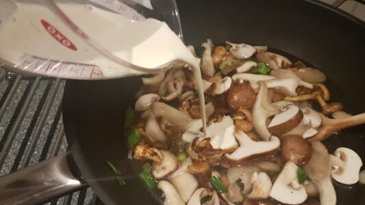 Bospaddenstoelensoep met rucola en courgette tosti