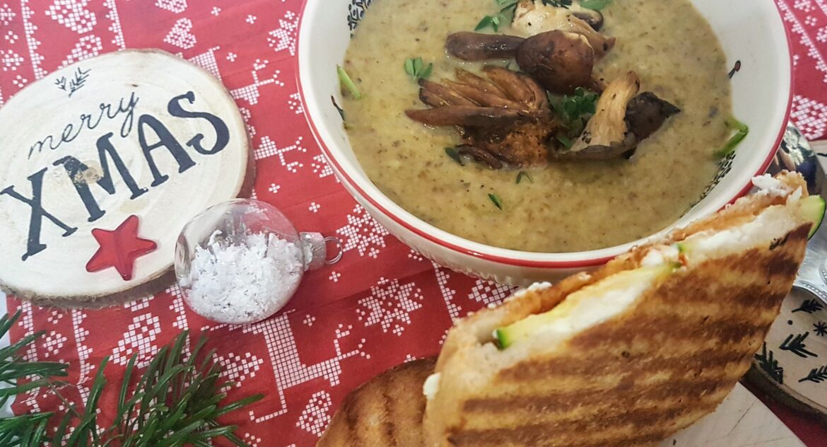 Bospaddenstoelensoep met rucola en courgette tosti