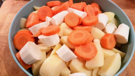 stamppotje: Peterseliewortel met rode ui-noten-dadel-appelstroop saus