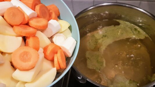 stamppotje: Peterseliewortel met rode ui-noten-dadel-appelstroop saus