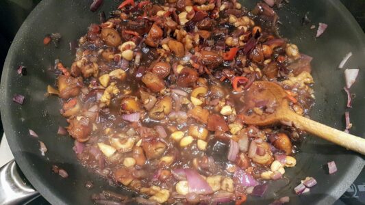 stamppotje: Peterseliewortel met rode ui-noten-dadel-appelstroop saus