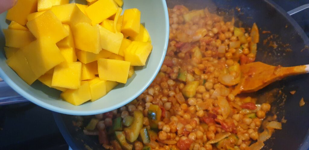 Indiase curry met kikkererwten en mango